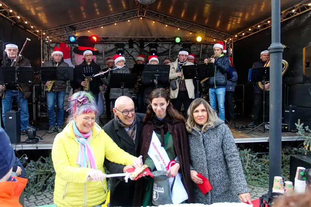 Stollenanschnitt Weihnachtsmarkt