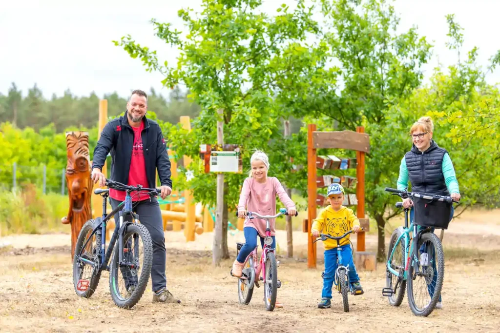 Familie auf dem Sternweg Grüne Heide