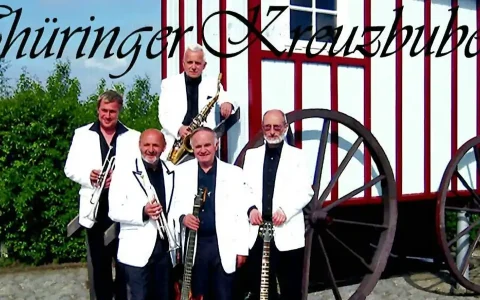 Thüringer Kreuzbuben vor altem Wagen