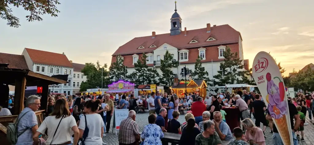 Publikum beim Weinfest auf dem Markt Bad Liebenwerda