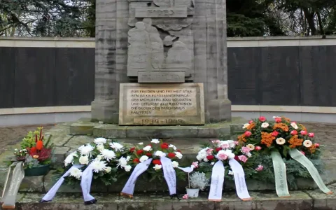Hochkreuz Soldatenfriedhof in Neuburxdorf