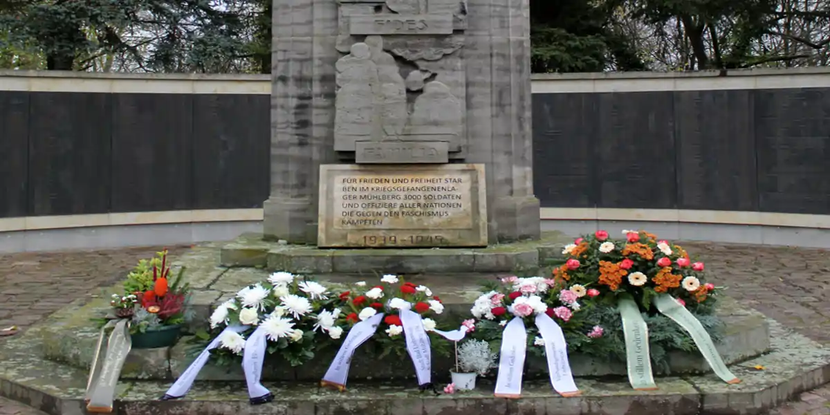 Hochkreuz Soldatenfriedhof in Neuburxdorf